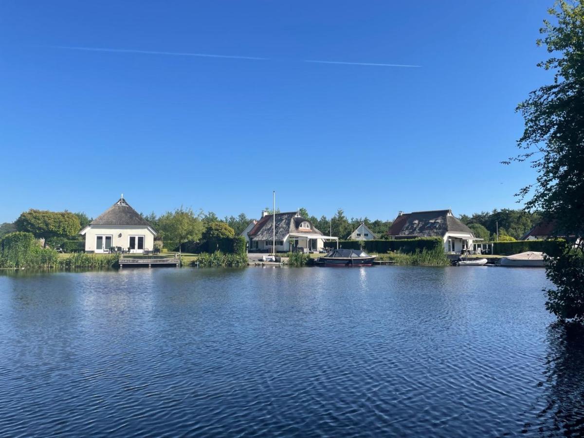 Vakantiehuis Aan Het Water In Friesland Sint Nicolaasga Buitenkant foto