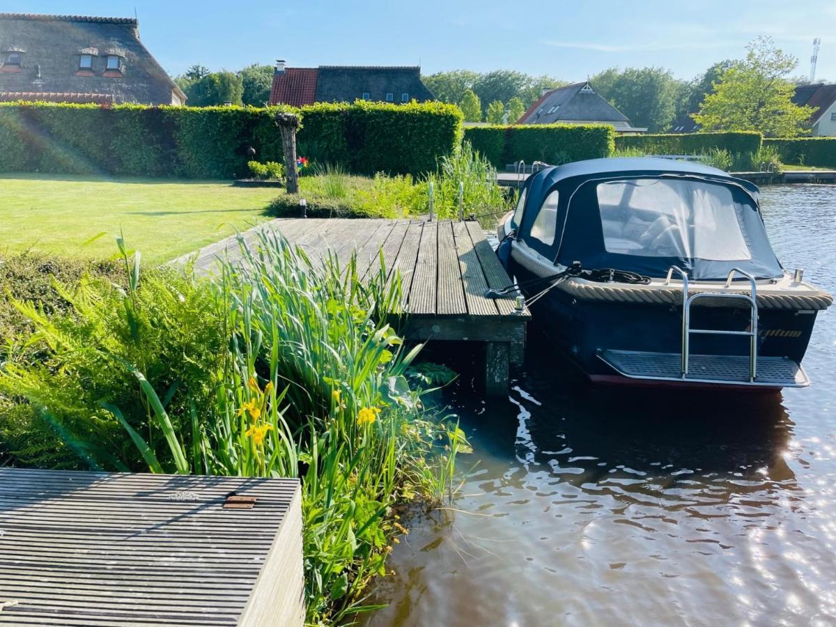 Vakantiehuis Aan Het Water In Friesland Sint Nicolaasga Buitenkant foto